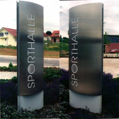 Werbepylon Sporthalle